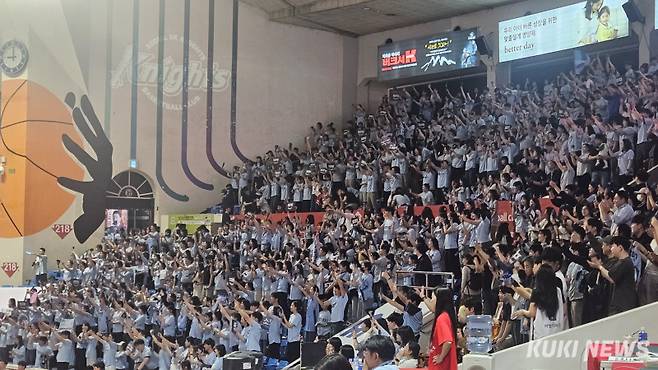 고양 소노 팬들이 14일 오후 7시 잠실학생체육관에서 열린 서울 SK와 2025~2026 LG전자 프로농구 6강 플레이오프 2차전에서 이긴 후 환호하고 있다. 송한석 기자