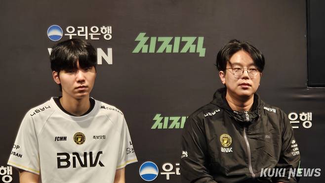‘클리어’ 송현민(왼쪽)과 박준석 BNK 피어엑스 감독이 15일 오후 5시 서울 종로구 LCK 아레나에서 열린 농심 레드포스와의 2026 LoL 챔피언스 코리아(LCK) 정규 시즌 1라운드 경기가 끝난 뒤 기자회견에 참석하고 있다. 송한석 기자