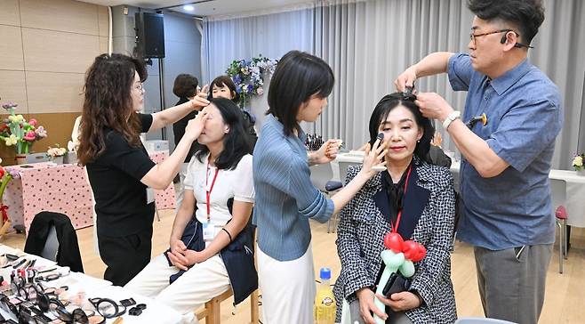 사모리조이스 참가자들이 14일 서울 강동구 오륜교회 '주손길 뷰티샵'에서 이미용팀 봉사자들에게 화장을 받고 있다. 신석현 포토그래퍼