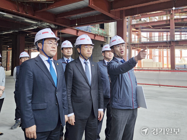 더불어민주당 박찬대 국회의원(연수갑)과 이용우 국회의원(서구을)이 15일 인천 서구의 스타필드 청라 건설현장을 찾아 공사 추진 상황을 점검하고 있다. 박귀빈기자