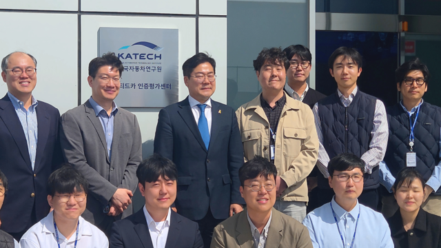 더불어민주당 박찬대 국회의원(연수갑)이 15일 인천 서구 청라 커넥티드카 인증평가센터를 방문해 관계자들과 기념촬영을 하고 있다. 박귀빈기자