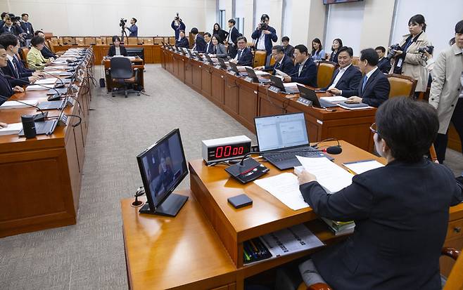 지난 9일 국회에서 열린 재정경제기획위원회 전체 회의에서 임이자 위원장과 여야 재경위원들이 신현송 한국은행 총재 후보자 인사청문요청안을 처리하고 있다. [연합뉴스]