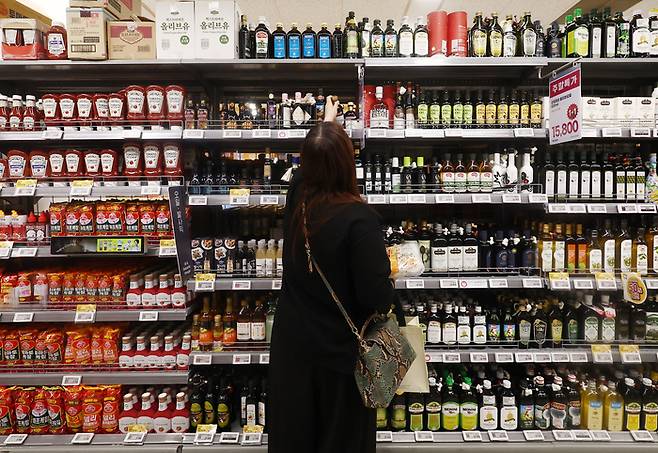 15일 서울 시내 대형마트에서 시민들이 장을 보고 있다. 2026.4.15/뉴스1