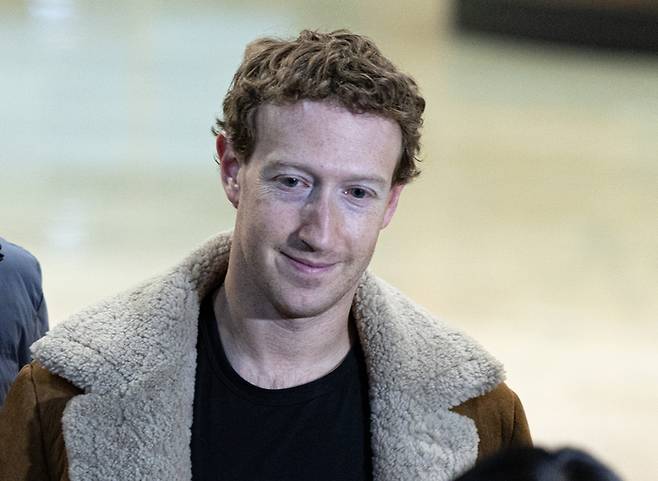 김포비즈니스항공센터 나서는 마크 저커버그
    (서울=연합뉴스) 류영석 기자 = 페이스북 모회사 메타의 최고경영자(CEO) 마크 저커버그가 27일 서울 강서구 서울김포비즈니스항공센터(SGBAC)를 나서고 있다. 2024.2.27 [공동취재]
    ondol@yna.co.kr
(끝)


<저작권자(c) 연합뉴스, 무단 전재-재배포, AI 학습 및 활용 금지>