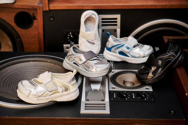 이랜드 뉴발란스 키즈의 신발 제품.  이랜드