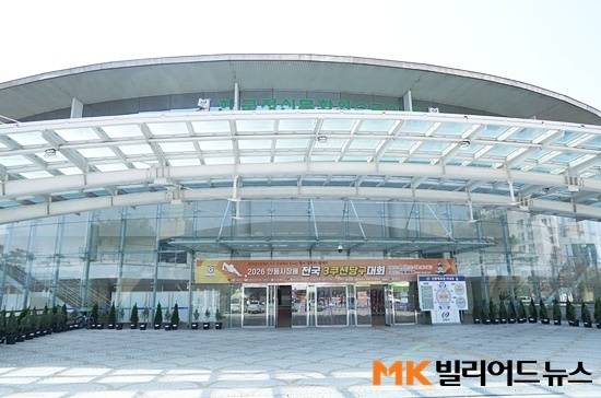 올해 두 번째 전국당구대회인 ‘2026 안동시장배 전국3쿠션당구대회’가 15일 경북 안동시 안동체육관에서 개막했다. 이번 대회에는 (왼쪽부터) 남녀 ‘디펜딩챔피언’ 조명우 김하은을 비롯, 허정한 김행직 최완영 박세정 허채원 최봄이 등 남녀톱랭커와 김현우 김도현 김대현 등 신예들이 대거 참가한다.