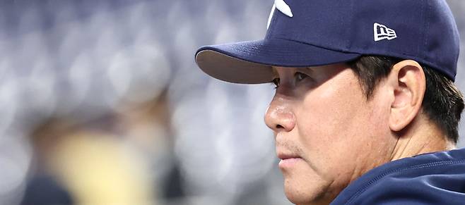 류지현 한국 야구대표팀 감독이 지난달 12일(현지시간) 미국 플로리다주 마이애미 론디포파크에서 월드베이스볼클래식(WBC) 도미니카공화국과의 준준결승전 경기를 앞두고 훈련 중인 선수들을 지켜보고 있다. 연합뉴스