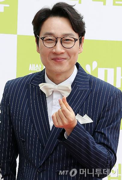 방송인 이휘재가 4년 만에 복귀한 가운데 한 칼럼니스트가 공개적으로 그를 비판해 화제다. /사진=머니투데이 DB