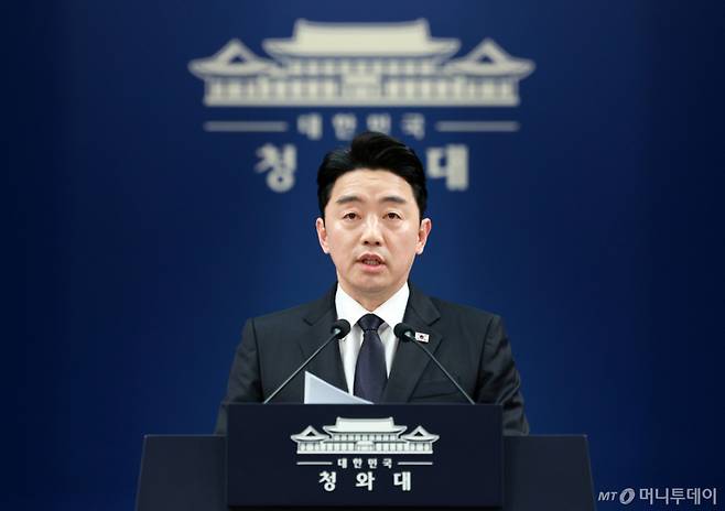 [서울=뉴시스] 고범준 기자 = 강훈식 비서실장이 15일 청와대 춘추관에서 전략경제협력 대통령특사 활동 결과 관련 브리핑을 하고 있다. 2026.04.15. bjko@newsis.com /사진=고범준