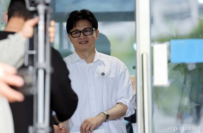 [부산=뉴시스] 하경민 기자 = 한동훈 전 국민의힘 대표가 14일 부산 북구 만덕2동행정복지센터에서 전입신고를 한 뒤 소감을 밝히고 있다. 2026.04.14. yulnetphoto@newsis.com /사진=하경민