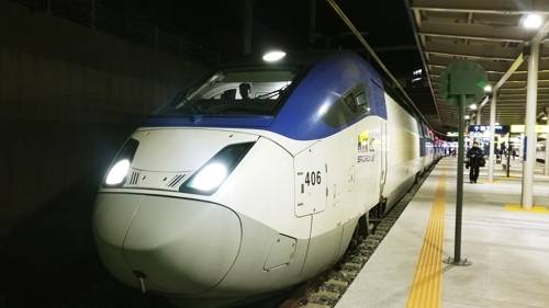 지난 2018년 KTX 열차가 출발을 앞두고 있다. 연합뉴스 자료사진