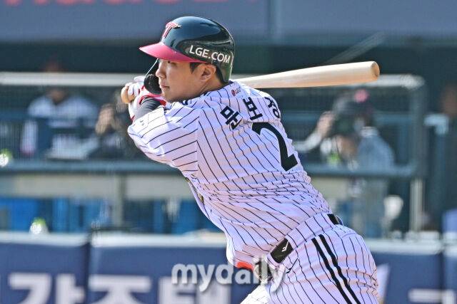 28일 서울 잠실야구장에서 열린 '2026 신한 SOL BANK KBO리그' LG 트윈스와 KT 위즈 경기.LG 문보경이 3회말 1사 1-2루에 안타를 치고 있다./마이데일리