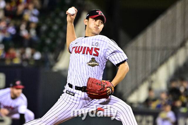 31일 서울 잠실야구장에서 열린 '2026 신한 SOL BANK KBO리그' LG 트윈스와 KIA 타이거즈 경기.LG 김영우가 7회초 마운드에 올라 힘차게 투구하고 있다./마이데일리