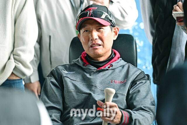 31일 서울 잠실야구장에서 열린 '2026 신한 SOL BANK KBO리그' LG 트윈스와 KIA 타이거즈 경기.LG 염경엽 감독이 경기 전 인터뷰를 하고 있다./마이데일리