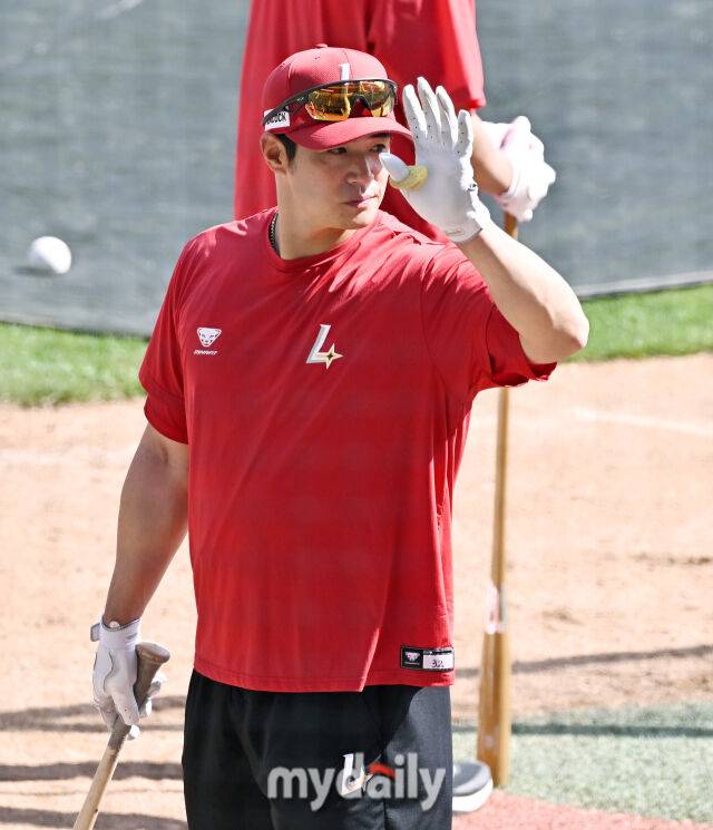 15일 오후 인천 SSG랜더스필드에서 진행된 '2026 프로야구 KBO리그' SSG랜더스와 두산베어스의 경기. SSG 김재환이 경기전 훈련에 참가하고 있다./인천 = 송일섭 기자