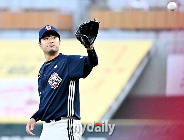 15일 오후 인천 SSG랜더스필드에서 진행된 '2026 프로야구 KBO리그' SSG랜더스와 두산베어스의 경기. 두산 이영하가 선발등판 하고 있다./인천 = 송일섭 기자