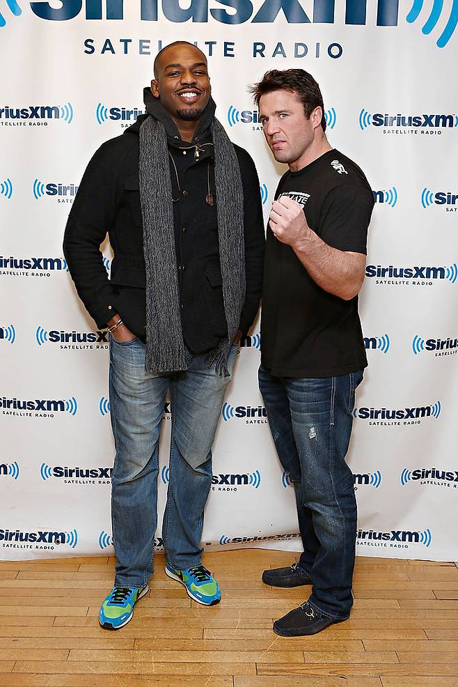 10여년 전 대결을 앞두고 사복 차림으로 포즈를 취한 존 존스(왼쪽)와 체일 서넌. [게티이미지]