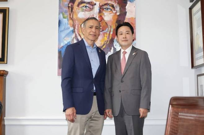 장동혁(오른쪽) 국민의힘 대표가 13일(현지시간) 미국 워싱턴 D.C.에서 대럴 아이사 공화당 하원의원을 만나 기념촬영을 하고 있다. [김민수 국민의힘 최고위원 페이스북]