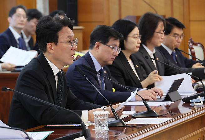 김민석 국무총리가 15일 서울 종로구 정부서울청사에서 열린 제5차 비상경제본부 회의에서 발언하고 있다. [연합]