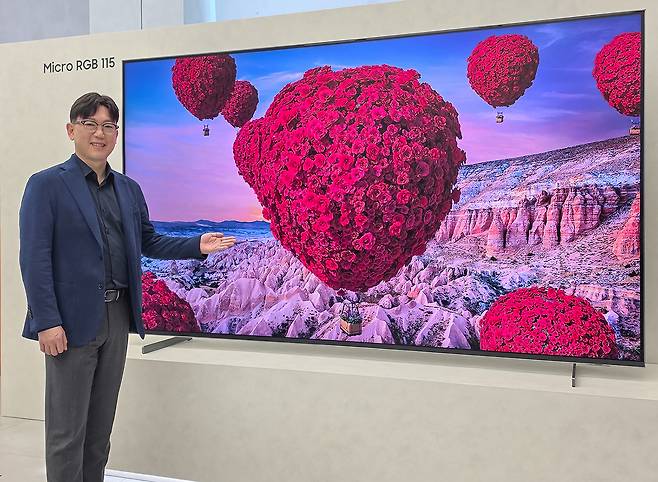 용석우 삼성전자 영상디스플레이사업부장(사장)이 15일 서울 강남구 삼성 강남에서 열린 ‘더 퍼스트룩 서울 2026’에서  2026년형 마이크로 RGB TV 신제품을 소개하고 있다. [삼성전자 제공]