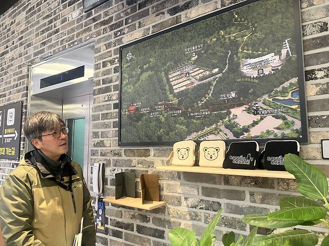 유민 태백산국립공원 자연보전과장이 공원 내 조성된 하늘길과 태백시니어클럽과 협업중인 노인일자리 사업에 대해 설명하고 있다.[한국노인인력개발원 제공]