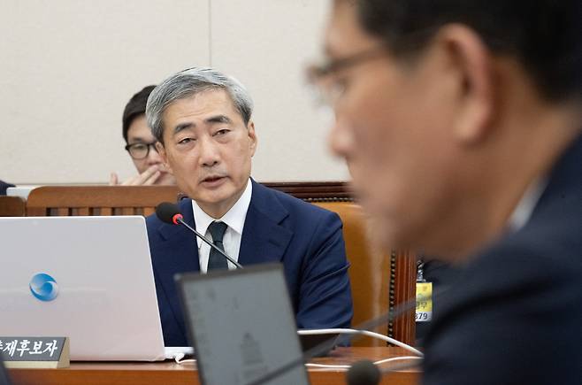 신현송 한국은행 총재 후보자가 15일 오전 서울 여의도 국회 재정경제기획위원회에서 열린 인사청문회에서 의원 질문에 답변하고 있다. 윤창빈 기자