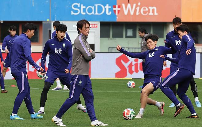 축구 국가대표팀 홍명보 감독이 훈련을 지켜보며 생각에 잠겨 있다. [연합뉴스]