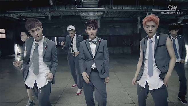 엑소(EXO) ‘으르렁(Growl)’뮤직비디오의 원테이크 촬영 기법은 노래만큼이나 큰 화제를 모았다/엑소(EXO) ‘으르렁(Growl)’ 뮤직비디오 캡쳐