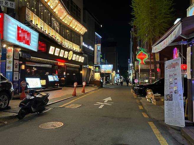 [서울=뉴시스] 정우영 인턴기자 = 14일 오후 7시께 서울 종로구 혜화역 인근 술집 거리 전경. 유동 인구는 물론 술집을 찾는 이들의 수가 많지 않다. 2026.4.14. *재판매 및 DB 금지
