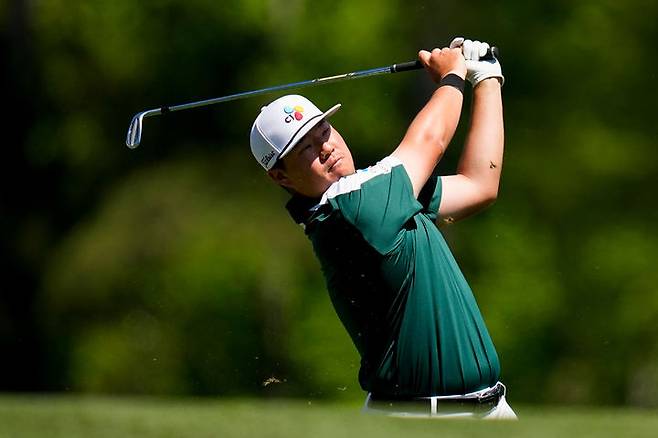 [오거스타=AP/뉴시스] 임성재가 9일(현지 시간) 미 조지아주 오거스타 내셔널 골프클럽에서 열린 미국프로골프(PGA) 투어 제90회 마스터스 토너먼트 첫날 12번 홀에서 티샷하고 있다. 임성재는 4오버파 76타 공동 56위권으로 1라운드를 마쳤다. 2026.04.10.