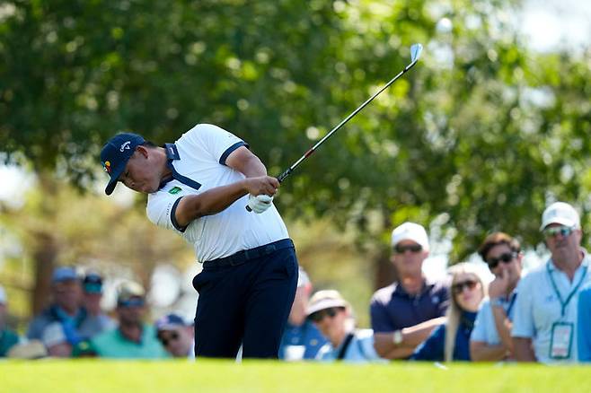 [오거스타=AP/뉴시스] 김시우가 10일(현지 시간) 미 조지아주 오거스타 내셔널 골프클럽에서 열린 미국프로골프(PGA) 투어 제90회 마스터스 토너먼트 2라운드 4번 홀에서 티샷하고 있다. 첫날 공동 48위였던 김시우는 중간 합계 4오버파 148타 공동 47위를 기록했다. 2026.04.11.