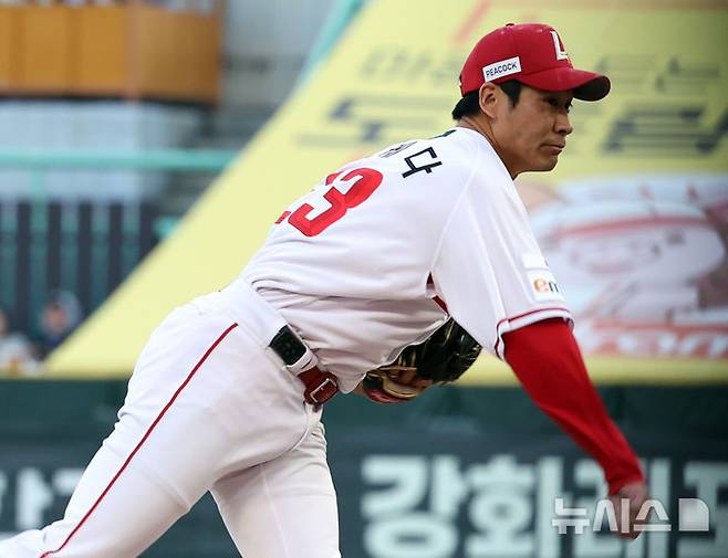 [인천=뉴시스] 최진석 기자 = 7일 인천 문학구장에서 열린 2026 KBO리그 한화 이글스와 SSG 랜더스의 경기, 1회초 SSG 선발투수 타케다가 역투하고 있다. 2026.04.07. myjs@newsis.com