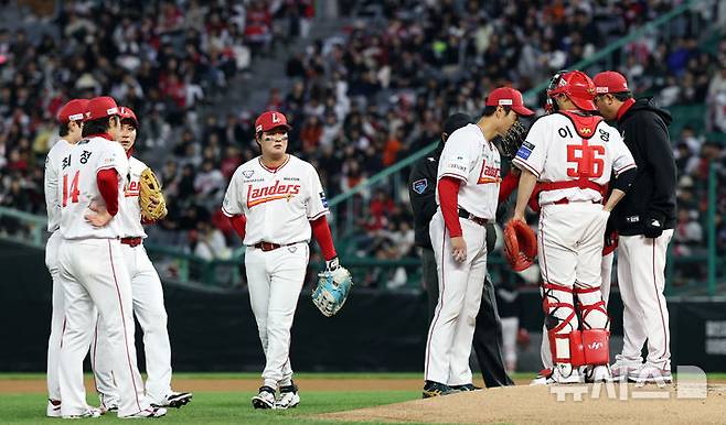 [인천=뉴시스] 최진석 기자 = 7일 인천 랜더스필드에서 열린 2026 KBO리그 한화 이글스와 SSG 랜더스의 경기, 3회초 SSG 경헌호 투수코치가 마운드에 올라 선발투수 타케다를 격려하고 있다. 2026.04.07. myjs@newsis.com