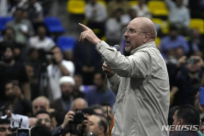 [테헤란=AP/뉴시스]도널드 트럼프 미국 행정부와 이란 정부가 평화 협상 초입부터 우라늄 농축 문제로 격돌하고 있다. 미국은 20년간 농축 중단, 이란은 최대 5년 중단을 주장한 것으로 알려진 가운데, 양국이 '10~15년'을 사이에 두고 힘겨루기를 이어갈 수 있다는 관측이 나온다. 사진은 첫 평화 협상 이란 대표로 나선 모하마드 바게르 갈리바프 국회의장. 2026.04.15.