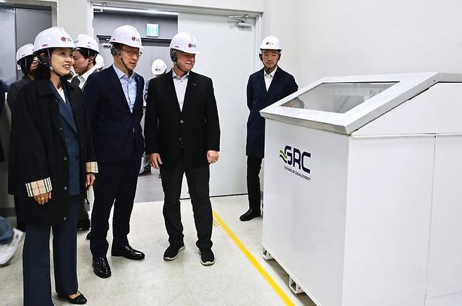 [서울=뉴시스] 남재인(왼쪽부터) SK엔무브 Green성장본부장, 이재성 LG전자 ES사업본부장, 피터 폴린 GRC CEO가 27일 경기 평택시 LG전자 칠러사업장에서 열린 AI 데이터센터 냉각솔루션 사업 확대를 위한 업무협약(MOU)을 체결한 뒤 LG전자 칠러사업장 내 AI 데이터센터 전용 테스트베드에 설치된 액침냉각 솔루션을 둘러보고 있다. (사진=LG전자 제공) 2025.10.28. photo@newsis.com *재판매 및 DB 금지