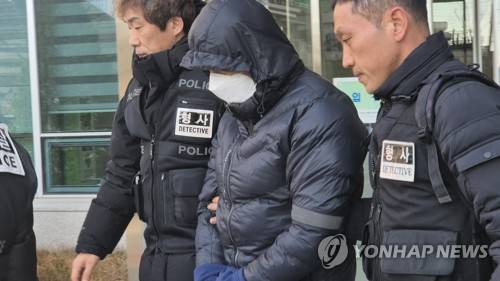 영장실질심사 마치고 나오는 '갑질 의혹' 양양군 공무원 [연합뉴스]