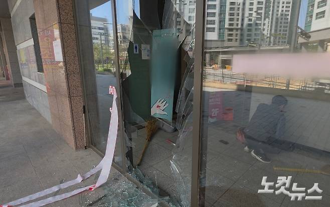 세종시 보람동의 한 상가 건물 유리창이 산산히 부서져있다. 멧돼지는 이 유리창과 뒷편 유리까지 함께 들이받은 뒤 자취를 감췄다. 박우경 기자