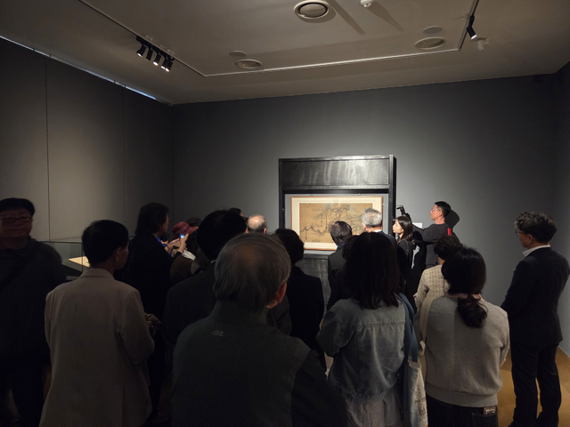 정선 ‘사직노송도’ 작품 해설을 듣고 있는 관람객들.정선 ‘사직노송도’ 작품 해설을 듣고 있는 관람객들.