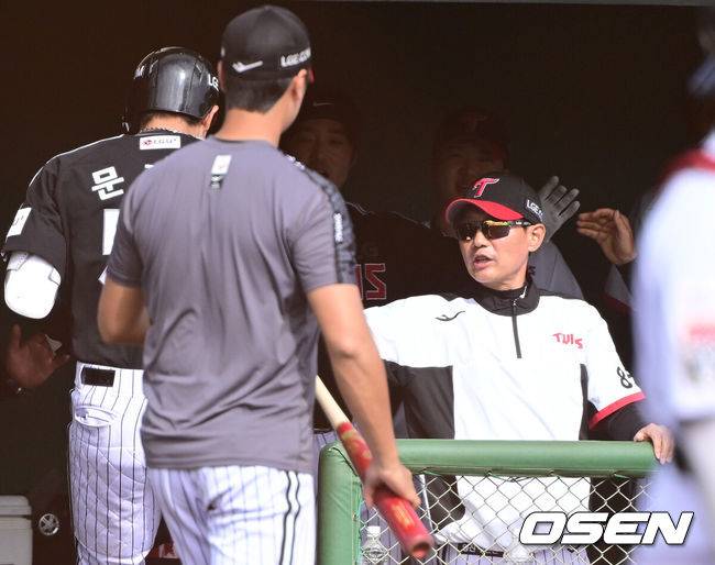 [OSEN=오키나와(일본), 최규한 기자] 1일 일본 오키나와 구시가와 야구장에서 프로야구 KT 위즈와 LG 트윈스의 연습경기가 열렸다.이날 경기에서 KT는 오원석, LG는 요니 치리노스를 선발로 내세웠다.8회초 무사 선두타자로 나선 LG 문정빈이 추격의 중월 솔로포를 날리고 염경엽 감독과 인사를 나누고 있다. 2026.03.01 / dreamer@osen.co.kr