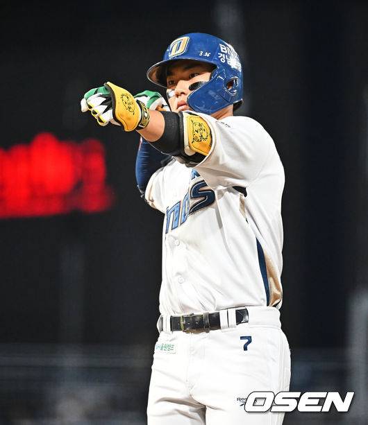 [OSEN=창원, 이석우 기자] 14일 창원NC파크에서 2026 신한 SOL KBO 리그 NC 다이노스와 KT 위즈의 경기가 열렸다. 홈팀 NC는 버하겐이, 방문팀 KT는 고영표가 선발 출전했다. NC 다이노스 김주원이 5회말 1사 2루 좌익수 왼쪽 안타를 치고 세리머니를 하고 있다. 2026.04.14 / foto0307@osen.co.kr