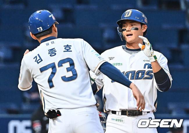 [OSEN=창원, 이석우 기자] 14일 창원NC파크에서 2026 신한 SOL KBO 리그 NC 다이노스와 KT 위즈의 경기가 열렸다. 홈팀 NC는 버하겐이, 방문팀 KT는 고영표가 선발 출전했다. NC 다이노스 김주원이 1회말 우월 솔로 홈런을 치고 하이파이브를 하고 있다. 2026.04.14 / foto0307@osen.co.kr