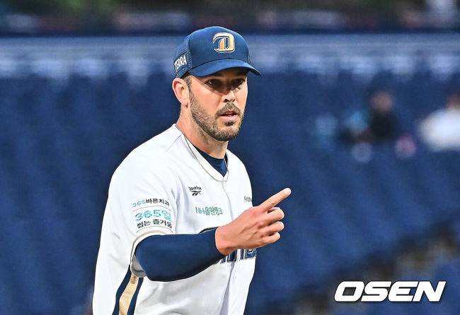 [OSEN=창원, 이석우 기자] 14일 창원NC파크에서 2026 신한 SOL KBO 리그 NC 다이노스와 KT 위즈의 경기가 열렸다. 홈팀 NC는 버하겐이, 방문팀 KT는 고영표가 선발 출전했다. NC 다이노스 선발투수 버하겐이 1회초 무사 2,3루 KT 위즈 힐리어드의 스윙 판정을 요구하고 있다. 2026.04.14 / foto0307@osen.co.kr