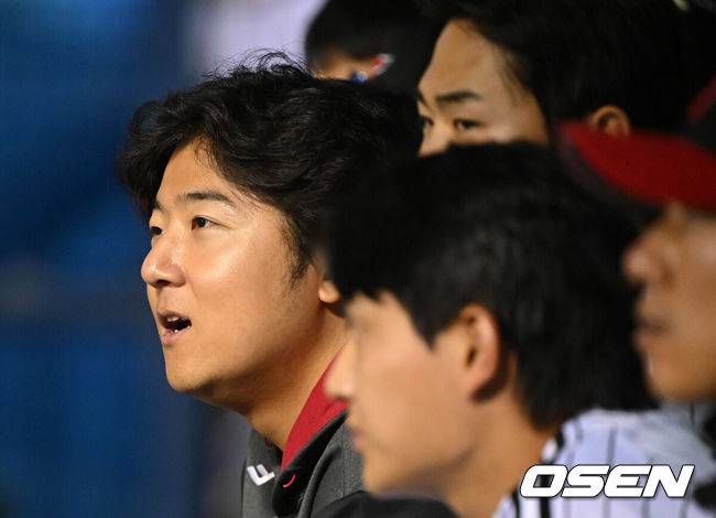 [OSEN=잠실, 이대선 기자] 프로야구 LG 트윈스가 롯데 자이언츠를 꺾고 8연승을 질주했다.  LG는 14일 서울 잠실구장에서 열린 2026 KBO리그 롯데와 시즌 첫 '엘롯라시코'에서 2-1 한 점 차 승리를 거뒀다. 1-1 동점인 8회 오스틴의 결승 솔로 홈런이 터지면서 '연승'을 8까지 늘렸다. 9회초 LG 송승기가 경기를 바라보고 있다. 2026.04.14 /sunday@osen.co.kr