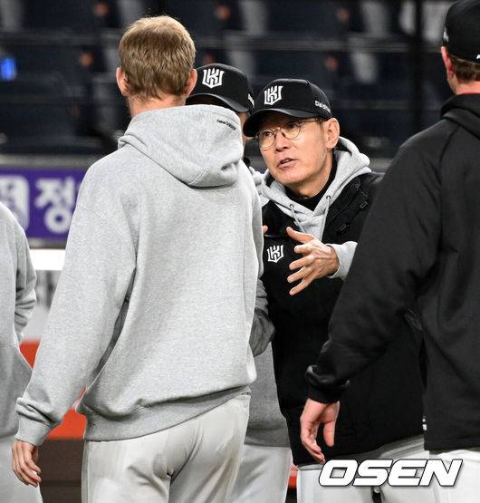 [OSEN=대전, 이대선 기자] 프로야구 KT 위즈가 한화 이글스를 꺾고 개막 3연승을 질주했다.이강철 감독이 이끄는 KT는 31일 대전 한화생명 볼파크에서 열린 2026 신한 SOL KBO리그 한화와의 원정경기에서 9-4로 승리했다. 이날 승리로 KT가 개막 3연승을 질주하며 1위 자리를 지켰고, 한화는 2승1패를 마크하게 됐다.경기 종료 후 KT 이강철 감독이 보쉴리와 승리의 기쁨을 나누고 있다. 2026.03.31 /sunday@osen.co.kr