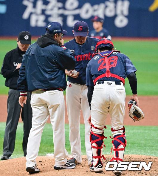 [OSEN=고척, 박준형 기자] 12일 서울 고척스카이돔에서 ‘2026 신한은행 SOL Bank KBO리그’ 키움 히어로즈와 롯데 자이언츠의 경기가 열렸다. 이날 키움은 안우진을, 롯데는 박세웅을 선발투수로 내세웠다.&nbsp;2회말 롯데 김상진 투수 코치가 마운드에 올라 박세웅 선발투수와 이야기를 나누고 있다.   2026.04.12 / soul1014@osen.co.kr