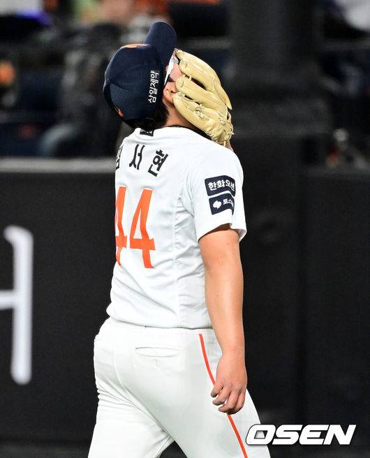 [OSEN=대전, 지형준 기자] 14일 대전 한화생명 볼파크에서 2026 신한 SOL KBO리그 한화 이글스와 삼성 라이온즈의 경기가 열렸다.3연패 중인 한화는 문동주, 4연승을 노리는 삼성은 최원태가 선발로 나섰다.&nbsp;8회초 수비를 마치고 한화 김서현이 아쉬워하고 있다. 김서현은 2사 1,2루에서 등판해 연속 볼넷 3개와 폭투로 3실점을 허용했다. 2026.04.14&nbsp;/ jpnews@osen.co.kr