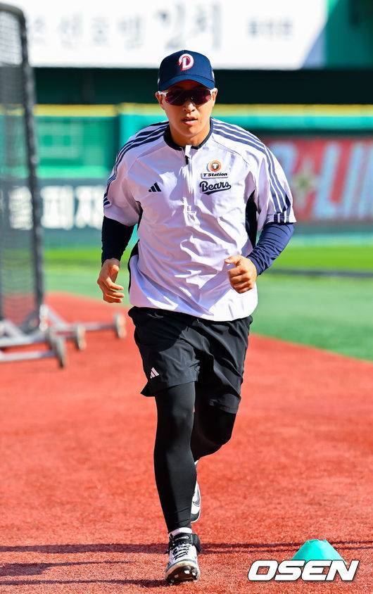 [OSEN=인천, 민경훈 기자] 15일 오후 인천 SSG랜더스필드에서 ‘2026 신한 SOL Bank KBO리그' SSG 랜더스와 두산 베어스의 경기가 진행될 예정인 가운데 그라운드에서 훈련이 진행됐다. 경기 전 두산 손아섭이 훈련을 하고 있다. 2026.04.15 / rumi@osen.co.kr