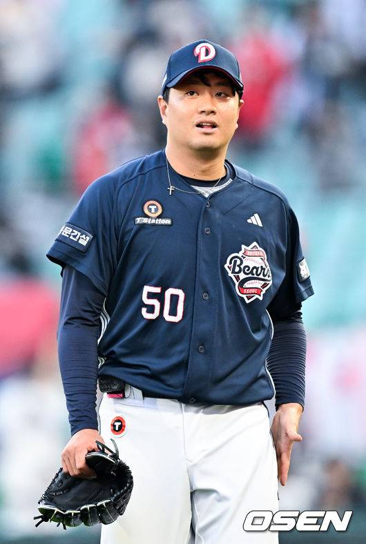 [OSEN=인천, 민경훈 기자] 15일 오후 인천 SSG랜더스필드에서 ‘2026 신한 SOL Bank KBO리그' SSG 랜더스와 두산 베어스의 경기가 진행됐다. 1회말을 마친 두산 선발 이영하가 아쉬워하며 덕아웃으로 향하고 있다. 2026.04.15 / rumi@osen.co.kr