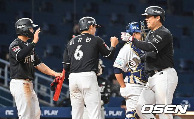 [OSEN=창원, 이석우 기자] 15일 창원NC파크에서 2026 신한 SOL KBO 리그 NC 다이노스와 KT 위즈의 경기가 열렸다. 홈팀 NC는 신민혁이, 방문팀 KT는 오원석이 선발 출전했다. KT 위즈 김현수가 7회초 1사 1,2루 우월 3점 홈런을 치고 하이파이브를 하고 있다. 2026.04.15 / foto0307@osen.co.kr