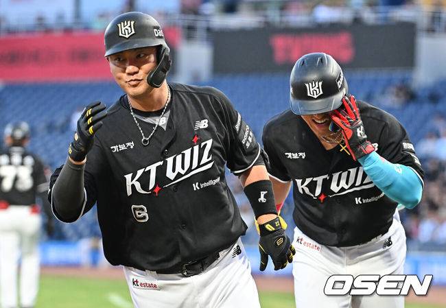 [OSEN=창원, 이석우 기자] 15일 창원NC파크에서 2026 신한 SOL KBO 리그 NC 다이노스와 KT 위즈의 경기가 열렸다. 홈팀 NC는 신민혁이, 방문팀 KT는 오원석이 선발 출전했다. KT 위즈 장성우가 1회초 2사 2루 좌월 2점 홈런을 치고 기뻐하고 있다. 2026.04.15 / foto0307@osen.co.kr